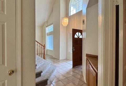 Spacious 3 bed/2 1/2 bath multi level home in Fair Oaks Large backyard $2795